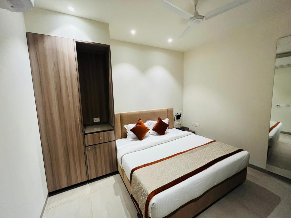 Hotel The Royal Vista Varanasi Exterior foto