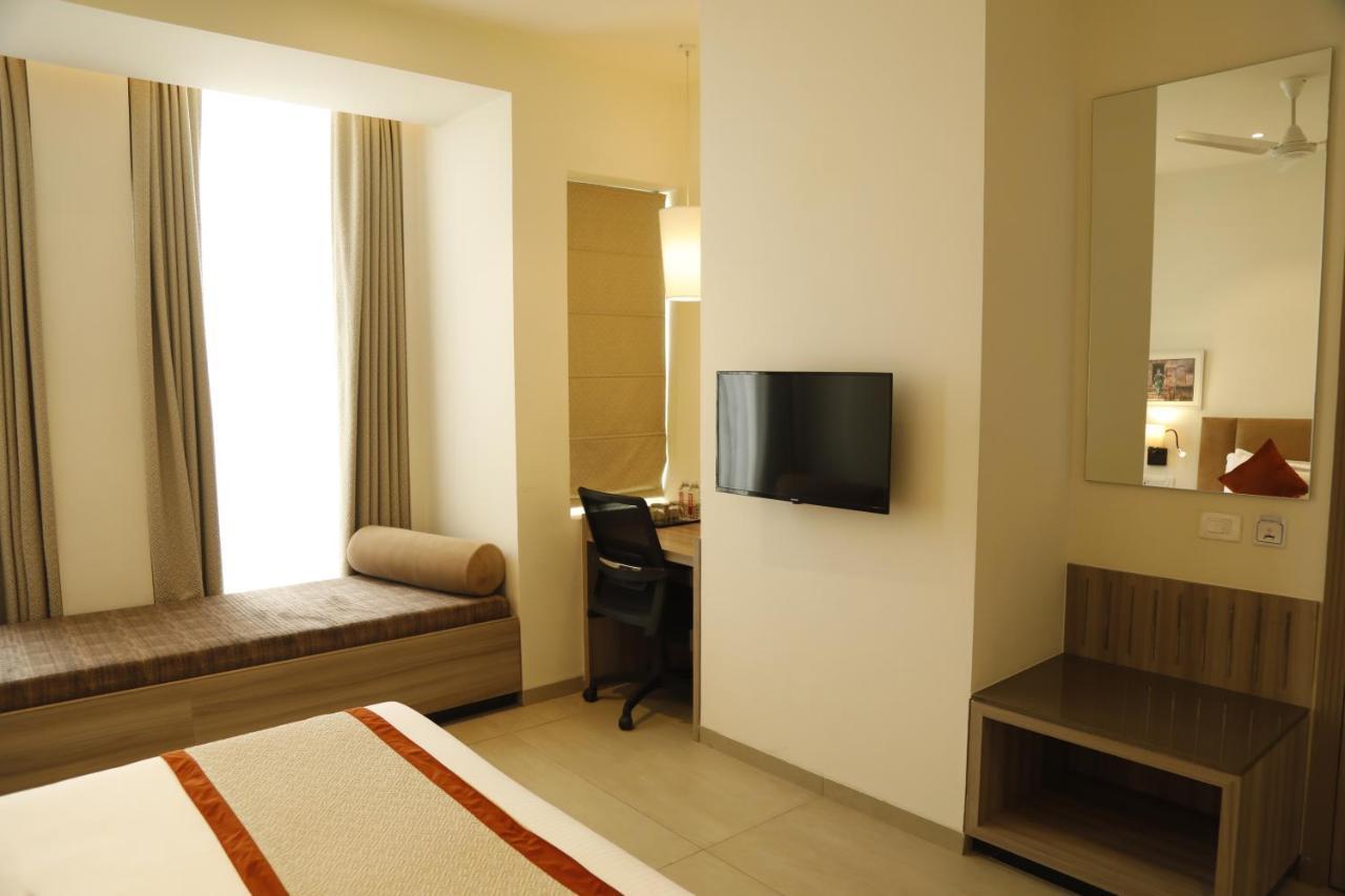Hotel The Royal Vista Varanasi Exterior foto