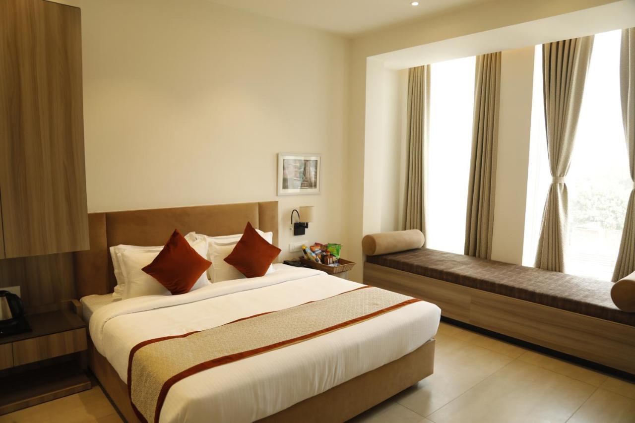 Hotel The Royal Vista Varanasi Exterior foto