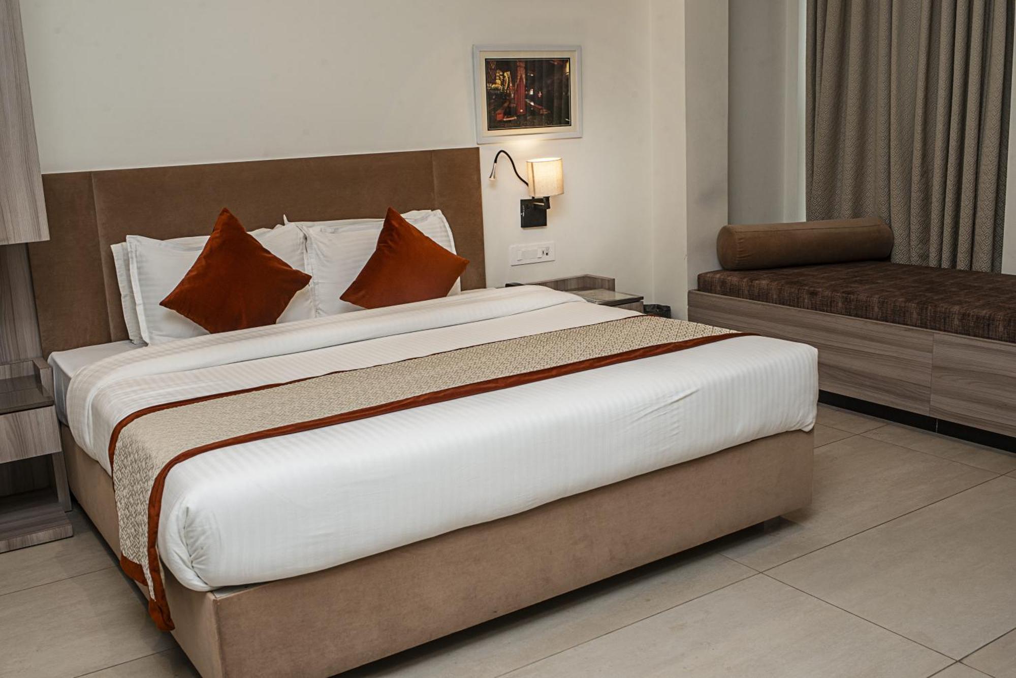 Hotel The Royal Vista Varanasi Exterior foto