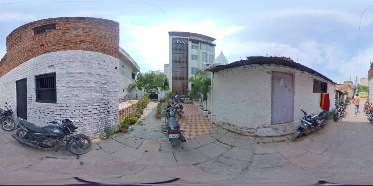 Hotel The Royal Vista Varanasi Exterior foto