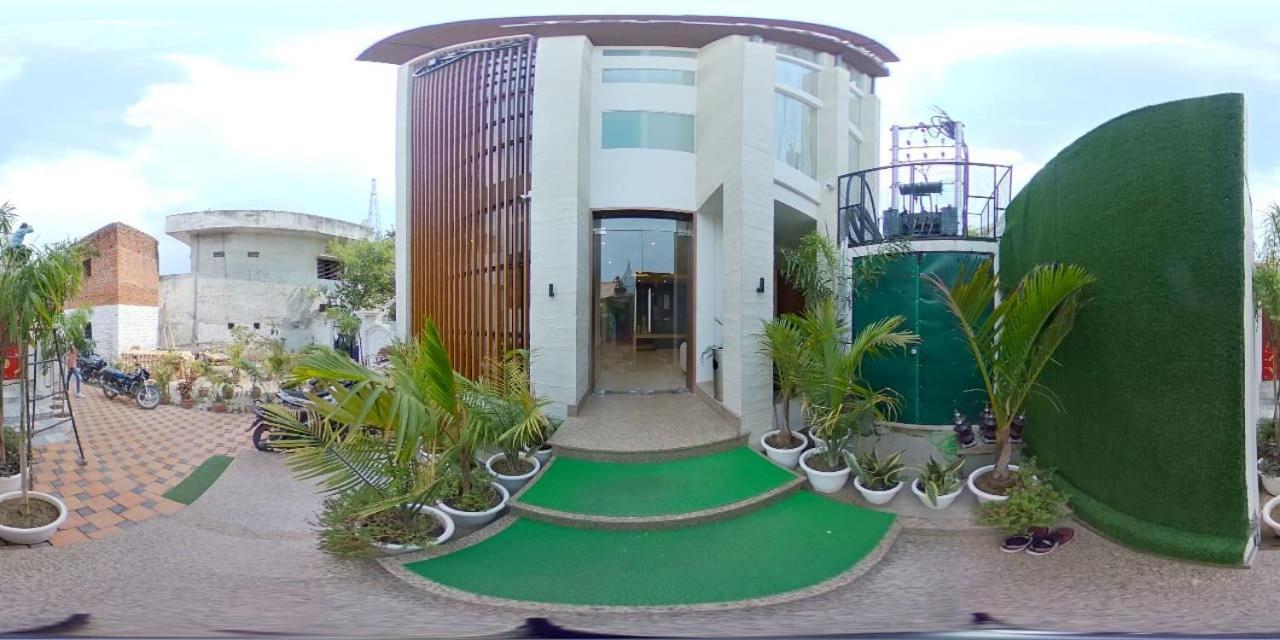 Hotel The Royal Vista Varanasi Exterior foto
